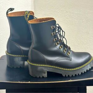 Women’s Dr. Martens Size 9 Leona Boots